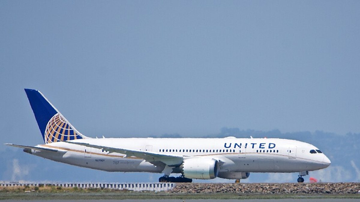 A United Airlines Boeing 787-9 Dreamliner taxiing on a bayside taxiway