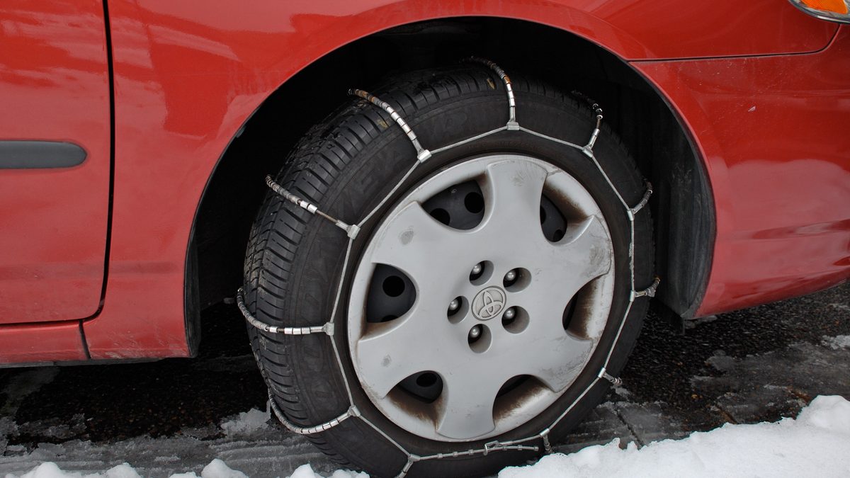 Radial cable chains installed on a car tire