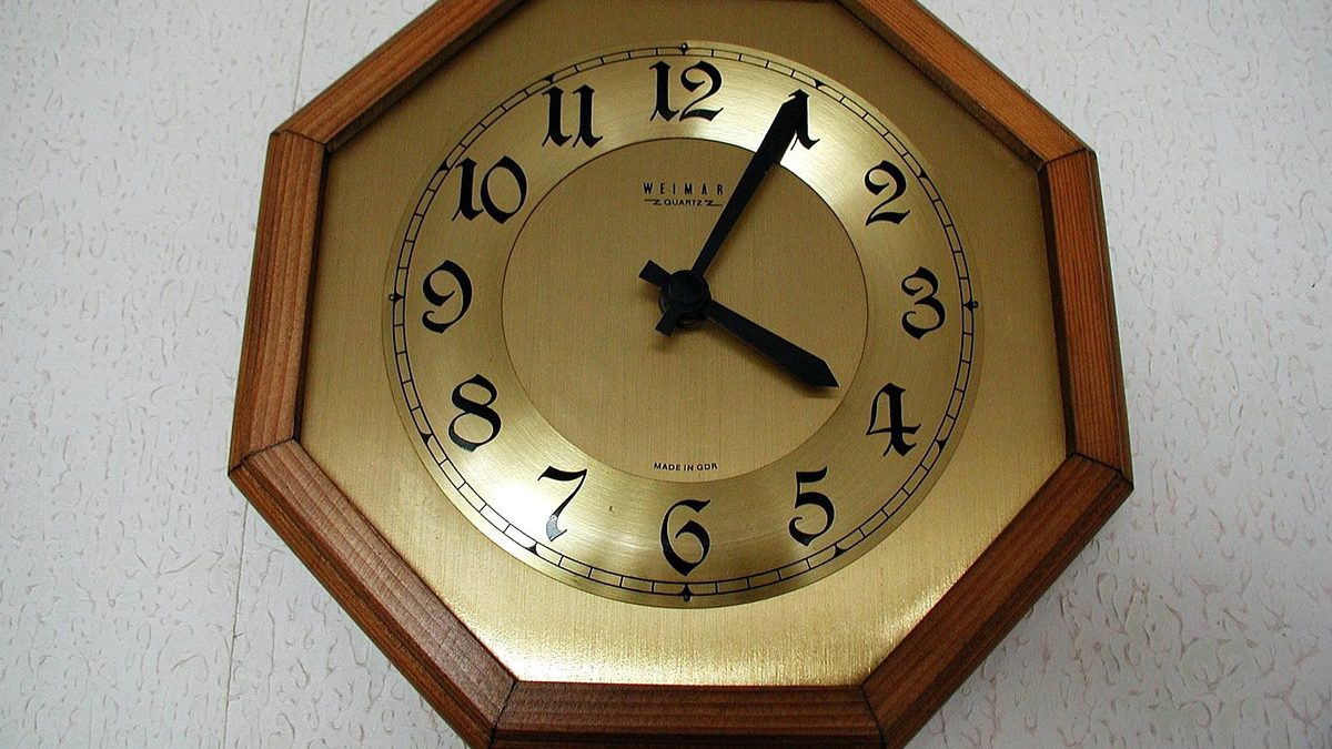 A simple analog wall clock
